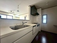 対面式システムキッチン！
リビングを見渡せるので家族とコミュニケーションを
取りながら、料理・家事が出来ます♪