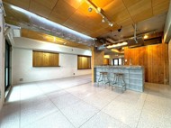 お店のような印象で、家具にもこだわりたくなるお部屋です♪