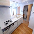 対面式システムキッチンで家族と会話を楽しみながら
料理や家事が出来ます♪