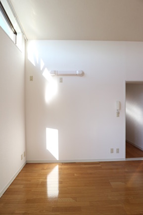 クロスと同じカラーの配線隠しですっきりと