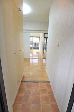 土間部分は明るいテラコッタCFに