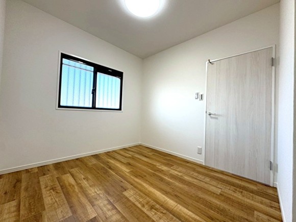 クロス貼替・床工事済！